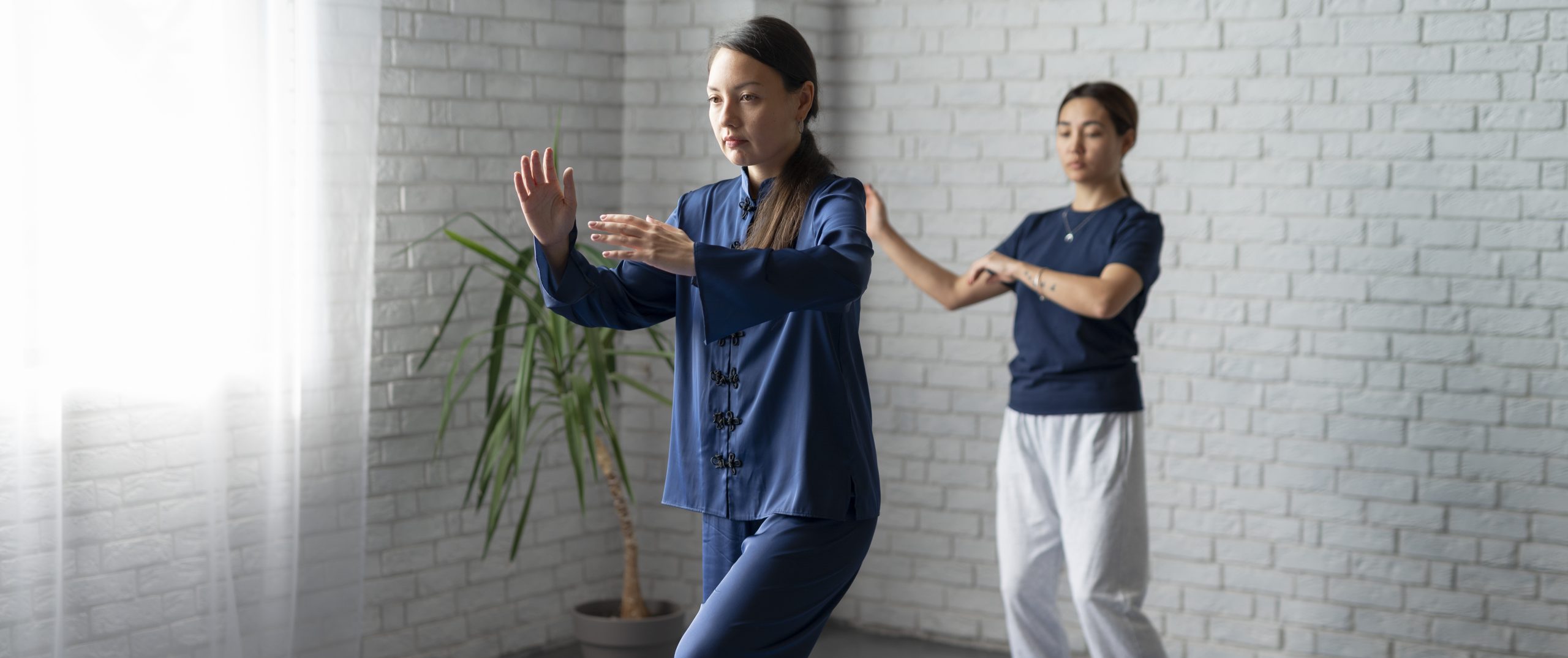 mujeres-tiro-completo-practicando-tai-chi-juntas